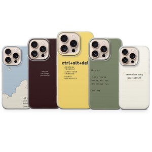 Pode incluir: Cinco capas de telemóvel com citações inspiradoras. As capas são em várias cores: azul claro, bordô, amarelo, verde oliva e branco. A capa amarela tem o texto "ctrl+alt+del". A capa verde diz "Dear Me". A capa branca diz "remember why you started".