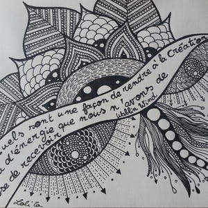 Riproduzione disegno citazione ispiratrice decorazione magica energia positiva vibrazione positiva mandala gratitudine in bianco e nero rilassante