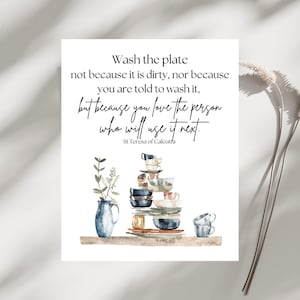 Pode incluir: Uma ilustração em aquarela de uma pilha de pratos com uma citação de Madre Teresa: "Lave o prato não porque está sujo, nem porque lhe disseram para o fazer, mas porque ama a pessoa que o vai usar a seguir."