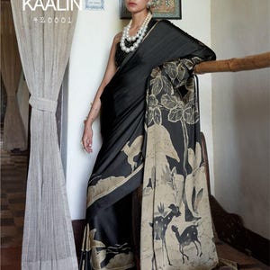 Puede incluir: Una taza de cerámica blanca con un asa negra y el texto "But First, Coffee" en negro y negrita. La taza está sobre una superficie de madera. La taza mide 10 cm de alto.