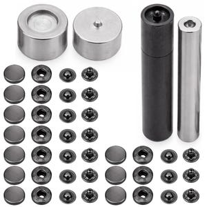 Könnte beinhalten: Ein Set aus Metalldruckknöpfen in dunkler Gunmetal-Optik, bestehend aus mehreren runden Kappen, Sockelteilen und Nietstiften. Zwei zylindrische Metallwerkzeuge und zwei runde Metallmatrizen sind für die Montage im Set enthalten.