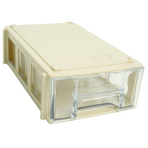 Peut inclure: Tiroir de rangement en plastique beige avec une façade transparente. De forme rectangulaire, il présente un dessus plat et de petites ouvertures rectangulaires sur les côtés. La façade transparente permet de voir le contenu. Idéal pour petits objets.