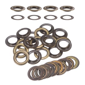 Op de afbeelding: Een verzameling ronde metalen zeilringen met een donkerbronzen afwerking. De set bevat verschillende losse ringen in een hoopje, met een rij van vier zeilringen en vier bijpassende sluitringen die apart aan de bovenkant zijn geplaatst.