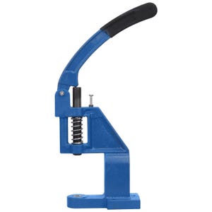 Può includere: Un utensile a pressione manuale blu con manico nero. L'utensile ha un braccio a leva, una molla e una base con un foro di montaggio. L'impugnatura è nera e il corpo è blu. L'utensile è progettato per pressare o fissare elementi di fissaggio.
