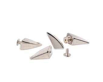Könnte beinhalten: Vier silberfarbene, pyramidenförmige Metallnieten mit Schraubdesign. Die Nieten sind etwa 2,5 cm lang.