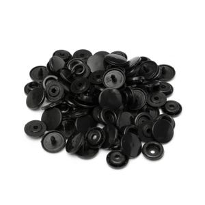 Puede incluir: Un montón grande de botones a presión de plástico negro. Los botones son redondos y tienen una parte superior plana con un pequeño agujero en el centro.