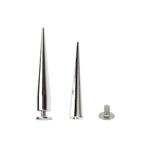 Könnte beinhalten: Zwei silberne, kegelförmige Metallnieten mit einem Schraubsockel. Der größere Niet ist etwa 3,8 cm hoch und der kleinere etwa 2,5 cm hoch.