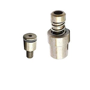 Pode incluir: Um componente de hardware metálico composto por duas peças separadas. Uma peça é um pequeno parafuso roscado com topo plano. A segunda peça é uma carcaça cilíndrica maior contendo uma mola helicoidal de metal exposta.