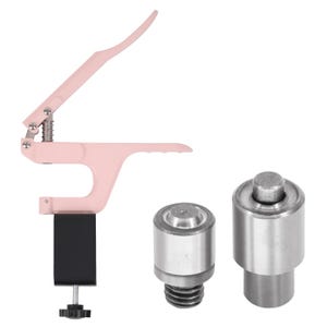 Peut inclure: Un outil de presse à main rose avec une pince noire et deux accessoires en métal argenté. La presse a un levier et un mécanisme à ressort. Les accessoires sont cylindriques avec différents designs supérieurs.