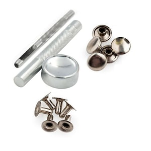 Könnte beinhalten: Ein Satz silberner Metall-Druckknöpfe mit einem Werkzeug zum Anbringen. Das Set enthält einen Stempel, ein Einstellwerkzeug und eine Auswahl an Druckknöpfen.