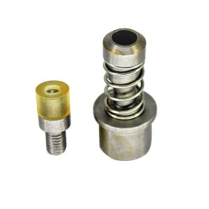 Puede incluir: Dos componentes metálicos sobre fondo blanco. Uno tiene una punta de goma amarilla y una base roscada. El otro es una pieza cilíndrica con un resorte y un interior negro. Los componentes parecen ser piezas industriales o mecánicas.