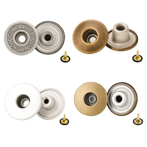 Può includere: Quattro set di bottoni in metallo per jeans con finiture argento, ottone antico, bianco e bronzo. Ogni set include un bottone circolare con un foro centrale e una borchia metallica abbinata. Il bottone argentato riporta il testo GUARANTEED HIGH QUALITY.