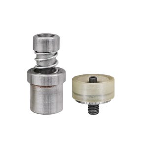 Puede incluir: Juego de dos componentes de hardware de metal y plástico. Una pieza presenta un cuerpo cilíndrico de metal con un resorte y una parte superior cilíndrica más pequeña. La otra pieza tiene un cilindro de plástico transparente con una base de metal roscada.