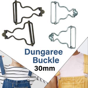Könnte beinhalten: Zwei Paar Metall-Dungaree-Schnallen, ein Paar ist silberfarben und das andere bronzefarben. Die Schnallen sind 30 mm groß. Dungaree-Schnalle 30 mm.
