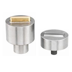 Op de afbeelding: Een tweedelige metalen gereedschapsset bestaande uit een cilindrische basis met een uitstekend goudkleurig rechthoekig inzetstuk en een bijpassend rond bovendeel met een verzonken rechthoekige gleuf en schroefdraad.