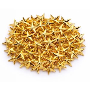 Könnte beinhalten: Eine Ansammlung glänzender, goldfarbener Sterne. Die Sterne sind in einem dichten Haufen angeordnet, jeder mit fünf Zacken und einer reflektierenden Oberfläche. Die Ornamente sind wahrscheinlich aus Metall und für dekorative Zwecke geeignet.