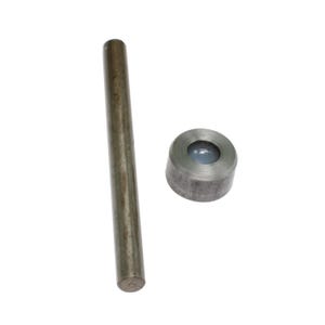 Puede incluir: Una herramienta de punzonado de metal plateado con una cabeza redonda y una varilla larga y delgada de metal plateado.