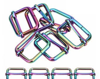 Op de afbeelding: Een verzameling rechthoekige metalen schuifgespen met een levendige iriserende regenboogafwerking. De set bevat verschillende overlappende gespen in een groep, met vier extra identieke gespen in een nette rij onder de hoofdgroep.