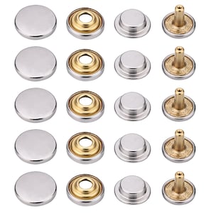 Può includere: Un assortimento di chiusure a scatto in metallo. I bottoni a pressione includono cappucci color argento, componenti ad anello color oro e componenti a bottone color argento. Le chiusure sono progettate per l'uso in abbigliamento, borse e altri progetti artigianali.