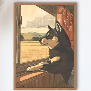Pode incluir: Uma impressão artística emoldurada com um cão Shiba Inu olhando por uma janela. O cão, com pelo preto e castanho, está posicionado em frente a uma paisagem rural com campos e montanhas. Uma cortina floral vermelha emoldura a janela.