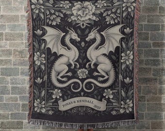 Coperta in cotone intrecciato personalizzata con amanti del drago, ciondolo mistico medievale in stile Art Nouveau, ricordo di nozze, regalo personalizzato ispirato alla fantasia