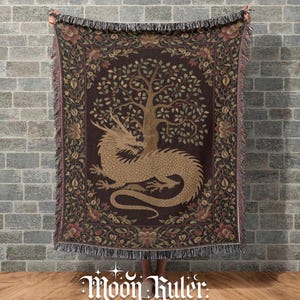 Manta tejida con diseño de dragón, estética folclórica, estética de cuento de hadas oscuro, decoración de academia oscura, folclore victoriano, regalo de bruja, manta tejida de hadas