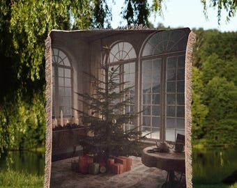 Manta navideña vintage con diseño de árbol de Navidad, decoración navideña con velas, regalos y una acogedora escena de ventana. Árbol de Navidad vintage, decoración navideña.