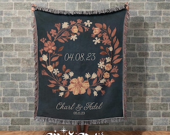 Manta personalizada con corona floral de otoño, manta con fecha de boda personalizada, decoración rústica de otoño, manta de recuerdo para parejas con monograma de boda boho.