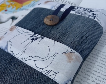 Padded sleeve for paperback book