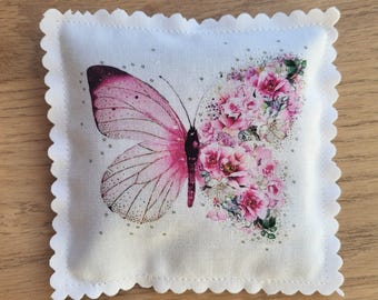 Sachet de senteur rempli de lavande séchée pour parfumer et/ ou décorer votre intérieur avec ce joli motif "papillon"