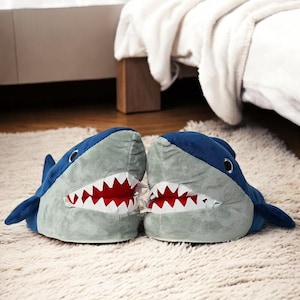 Niedliche Cartoon Hai Plüsch Hausschuhe | Weiche Tier Hausschuhe für Männer, Frauen und Kinder | Gemütliche Indoor Winterschuhe | Lustige Geschenkidee für Haifisch-Liebhaber