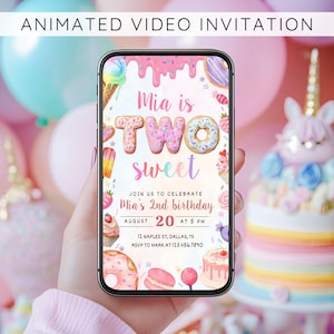 Puede incluir: Un teléfono inteligente muestra una colorida invitación de video animada para una fiesta de segundo cumpleaños. La invitación presenta el texto "Mia is TWO sweet" con gráficos de donas y helados. La invitación incluye la fecha, la hora y el lugar.