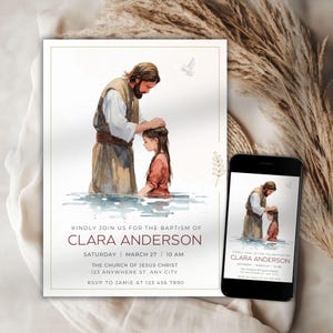 Może przedstawiać: Zaproszenie na chrzest z akwarelową ilustracją ceremonii chrztu. Zaproszenie zawiera tekst "Kindly join us for the baptism of Clara Anderson" ze szczegółami wydarzenia. Smartfon wyświetla to samo zaproszenie.