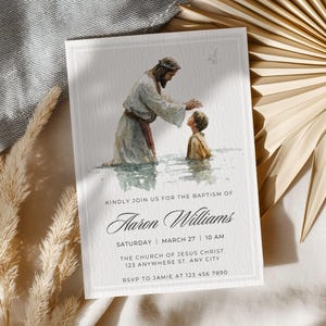 Peut inclure: Invitation de baptême avec une illustration à l'aquarelle de Jésus baptisant une personne dans l'eau. L'invitation comprend le nom "Aaron Williams", la date, l'heure et les détails du lieu. Le design est encadré.