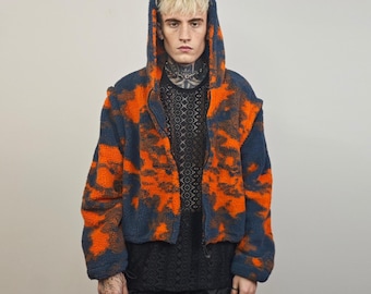 Peut inclure: Une veste en polaire bleu et orange tie-dye avec une capuche. La veste a une fermeture éclair et est courte.