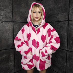 Rosa hjärtformad fleecejacka, överdimensionerad damluvtröja, Harajuku streetwear-kappa, kawaii mjuk parkas för tjejer, boxiga hjärtmönster ytterkläder, mysig sherpajacka