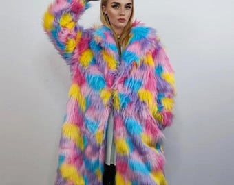 Puede incluir: Un abrigo largo de piel sintética multicolor con un diseño de patchwork. El abrigo presenta una vibrante mezcla de tonos rosas, amarillos, azules y morados. El abrigo tiene mangas largas y un cuello ancho, creando un look llamativo.