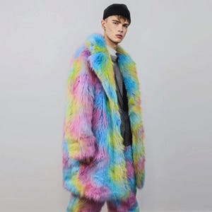 Peut inclure: Un ensemble de manteau et pantalon en fausse fourrure multicolore. Le manteau long a un revers classique, et le pantalon est droit. L'ensemble est complété par un bonnet noir et des chaussures à plateforme noires épaisses. Les couleurs incluent le rose, le jaune, le bleu et le vert.