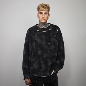 Svart syratvättad sliten tröja, lapptäckströja med metalldetaljer, cyber goth-stickat plagg med revor, industriell mörk streetwear, alt rave-topp