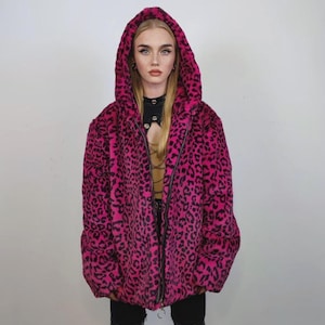 Pode incluir: Casaco com capuz com estampa de leopardo rosa vibrante e zíper completo. O casaco tem um ajuste folgado e grande. O padrão arrojado e a cor rosa brilhante criam um visual ousado. Uma peça de roupa exterior moderna.