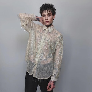 Skir paljettskjorta med tofsar i guld, transparent krämfärgad blus, långärmad glansig festivaltopp, genomskinlig catwalktröja, festtopp i beige