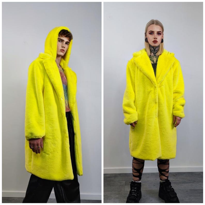 Lila fuskpälskappa med huva, mjuk fleecehuva, lyxig fluffig jacka, pastellglamorösa ytterkläder, mysig fluffig outfit, luddigt festivalträningsset bild 11