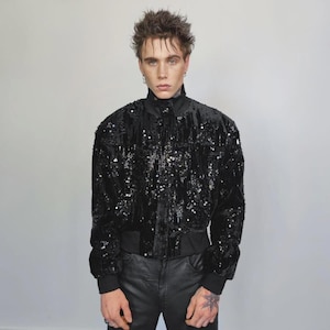 Giacca bomber nera con paillettes, giacca corta stile college decorata, cappotto da festa con glitter lucidi, blazer corto di alta moda