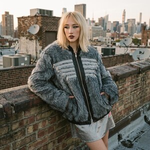 Cappotto grigio in pelliccia sintetica, giacca corta da rave, capo da discoteca a strati, outfit per la notte Y2K, look da festa