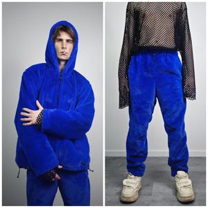 Lila fuskpälskappa med huva, mjuk fleecehuva, lyxig fluffig jacka, pastellglamorösa ytterkläder, mysig fluffig outfit, luddigt festivalträningsset bild 15