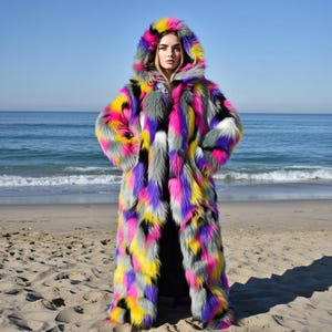 Regnbågsfärgad fuskpälskappa, golvlång kappa med huva och neonmönster – Festival & Playa Glam Ytterkläder