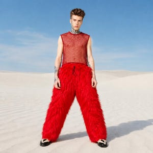 Könnte beinhalten: Ein ärmelloses rotes Netzoberteil mit Rundhalsausschnitt kombiniert mit einer langen, voluminösen Hose aus rotem Kunstfell mit schwarzem Kordelzug in der Taille. Das Outfit wird durch schwarz-weiße spitze Schuhe mit V-förmigem Ausschnitt ergänzt.