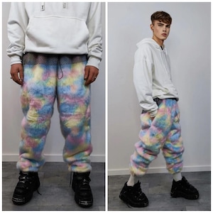 Puede incluir: Pantalones deportivos de piel sint&eacute;tica multicolor en tonos pastel de azul, amarillo y rosa. Los pantalones tienen cintura con cord&oacute;n y se combinan con botas de plataforma negras. El estilo es informal y atrevido.