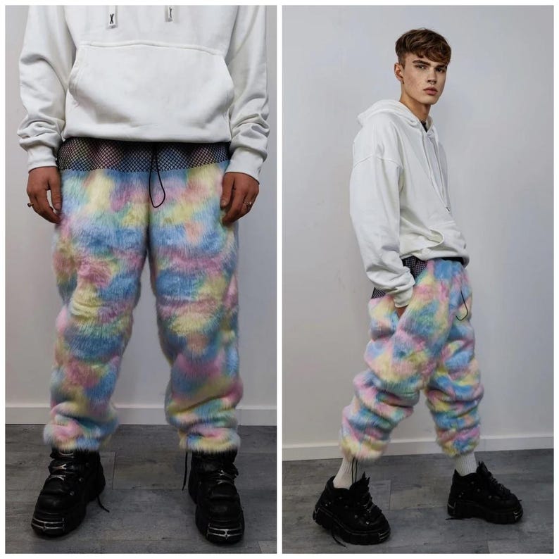 Puede incluir: Pantalones deportivos de piel sint&eacute;tica multicolor en tonos pastel de azul, amarillo y rosa. Los pantalones tienen cintura con cord&oacute;n y se combinan con botas de plataforma negras. El estilo es informal y atrevido.