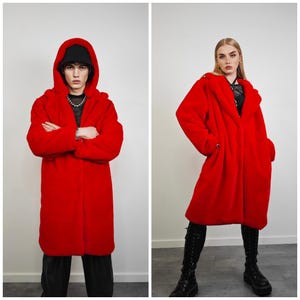 Lila fuskpälskappa med huva, mjuk fleecehuva, lyxig fluffig jacka, pastellglamorösa ytterkläder, mysig fluffig outfit, luddigt festivalträningsset bild 9